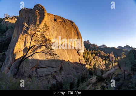 Mit Blick auf das Tal über Balkone Trail bei Sonnenuntergang bei Pinnacles National Park, Kalifornien. Stockfoto