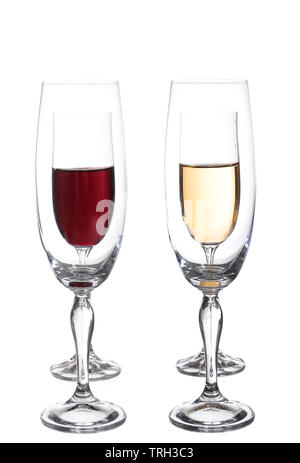 Volle und leere Champagner Gläser mit Rot- und Weißwein Stockfoto