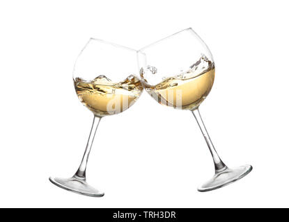 Wein - Prost! Clink Brille mit weißen Wein. Auf weissem Hintergrund. Toasten Geste zwei weiße Weingläser mit Big Splash Stockfoto