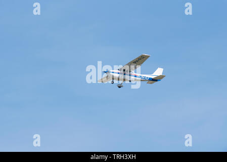 Reims Cessna F172N Skyhawk C172 PH-FLE Leichtflugzeug fliegt im blauen Himmel über dem Flughafen Southend, Essex, Großbritannien Stockfoto