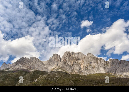Berglandschaft an einem sonnigen Tag in Ruta del Cares, Asturien, Spanien Stockfoto