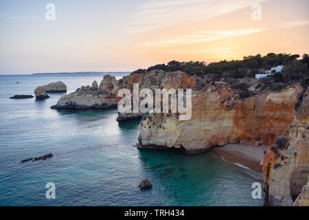 Die schöne Küste der Algarve bei Sonnenuntergang, Portugal Stockfoto