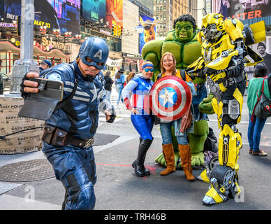 New York, USA, 15. Mai 2019. Captain America nimmt eine selfie für Touristen mit der unglaubliche Hulk und ein Transformator in New York City mal S posing Stockfoto