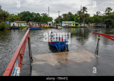 Barreirinhas, Brasilien - 11. Januar 2019: kleine Fähre in Barreirinhas auf Brasilien Stockfoto