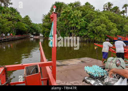 Barreirinhas, Brasilien - 11. Januar 2019: kleine Fähre in Barreirinhas auf Brasilien Stockfoto