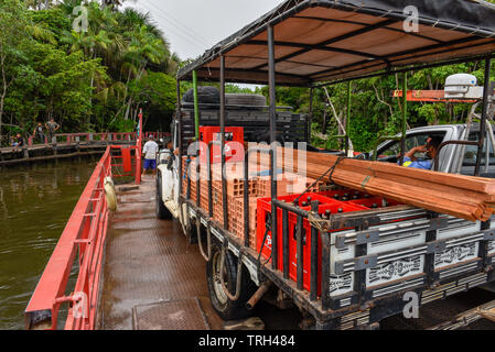 Barreirinhas, Brasilien - 11. Januar 2019: kleine Fähre in Barreirinhas auf Brasilien Stockfoto