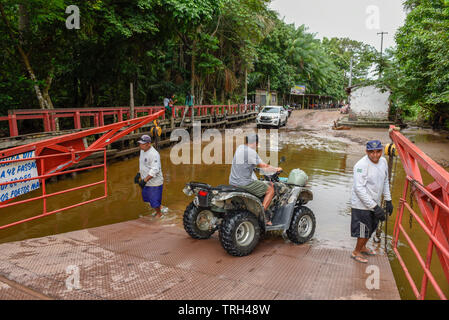 Barreirinhas, Brasilien - 11. Januar 2019: kleine Fähre in Barreirinhas auf Brasilien Stockfoto