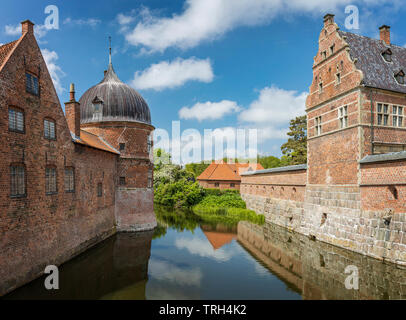 Gebäude und Wassergraben der berühmten Royal Renaissance Schloss Frederiksborg. Horsholm, Dänemark. Stockfoto