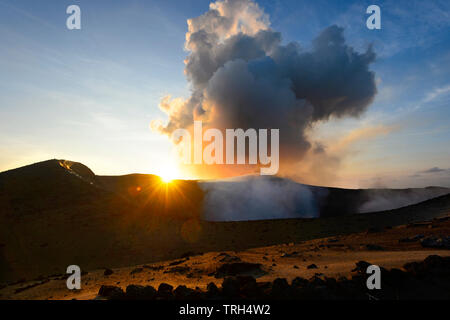 Ausbrechenden Mt Yasur Vulkan bei Sonnenuntergang, Insel Tanna, Vanuatu Stockfoto