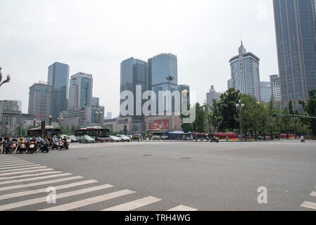 Modernes hohes Gebäude in der Innenstadt von Chengdu, Sichuan, China Stockfoto