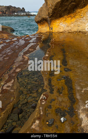 Erosión costera junto al Lago Los Clicos. Pueblo El Golfo. Isla Lanzarote. Provinz Las Palmas. Islas Canarias. España Stockfoto