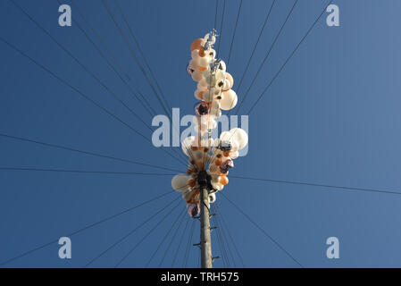 Luftballons im Telefon Kabel verfangen Stockfoto