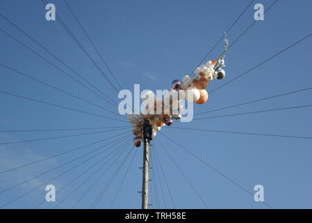 Luftballons im Telefon Kabel verfangen Stockfoto