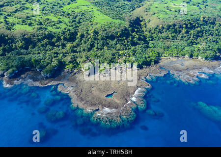 Luftaufnahme von der Küstenlinie der Insel Tanna anzeigen Coral Reef, Vanuatu Stockfoto