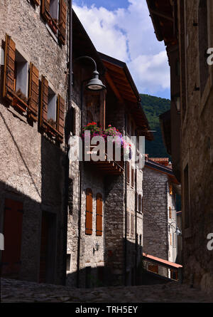 Typische Gasse mit Balkon und Blumen im italienischen Bergdorf. Erto e Casso. Italien Stockfoto