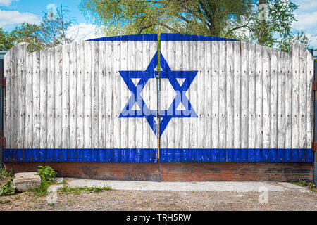 Nahaufnahme der nationalen Flagge Israel auf einem hölzernen Tor am Eingang des geschlossenen Gebiet an einem Sommertag. Das Konzept der Lagerung von Gütern, ent Stockfoto