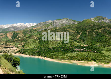 Landschaft der See und die Berge in Ugam - Chatkal Nationalparks, Urlaub mit Wandern und Abenteuer - Sport in der Nähe des Taschkent, Stockfoto