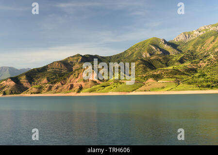 Landschaft der See und die Berge in Ugam - Chatkal Nationalparks, Urlaub mit Wandern und Abenteuer - Sport in der Nähe des Taschkent, Stockfoto