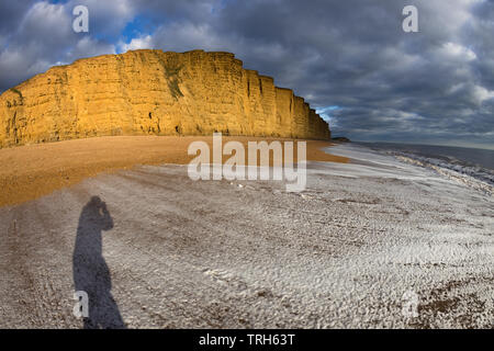 Die Wellen auf den Strand unter Osten Klippen, West Bay, Jurassic Coast, Dorset, England, Großbritannien, Stockfoto