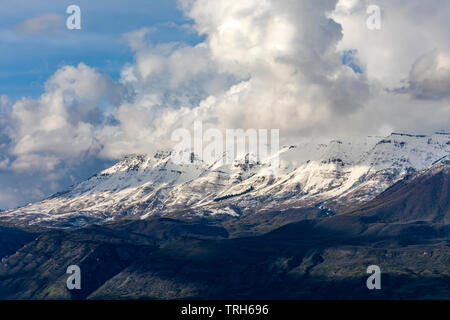 Dies ist eine Ansicht von Cloud-umgeben Berg Timpanogos im späten Nachmittag Sonne als von der Utah Lake State Park Marina westlich von Provo, Utah, USA Stockfoto