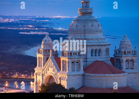 Santuário de Santa Luzia und die Küste in der Abenddämmerung, Viana do Costelo, Norte, Portugal Stockfoto