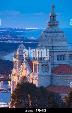 Santuário de Santa Luzia und die Küste in der Abenddämmerung, Viana do Costelo, Norte, Portugal Stockfoto