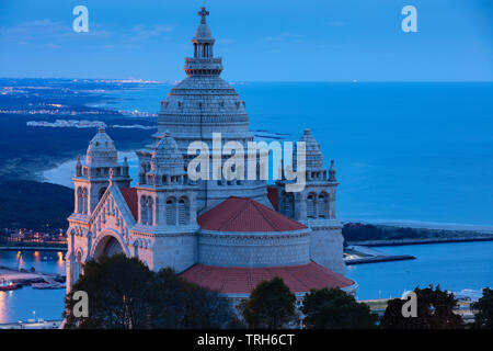 Santuário de Santa Luzia und die Küste in der Abenddämmerung, Viana do Costelo, Norte, Portugal Stockfoto