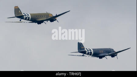 Eastbourne, Beachy Head, UK. 5. Juni 2019. Eine große Anzahl von Dakota DC-3-Flugzeuge, die auf der ganzen Welt früh versammelt hatten ihre Reise von Duxford Flughafen Cambridgeshire zu Frankreich den 75. Jahrestag des D-Day zu gedenken. An Bord einer Reihe von die Flugzeuge wurden die Überlebenden von der Original D-day Landungen. Als das Flugzeug ging über den Bomber Command Denkmal am Beachy Head die Tausende, die an diesem Südküste Cliff versammelt hatten leise in Erinnerung fiel auf die, die kämpften und starben zu befreien Europa Stockfoto