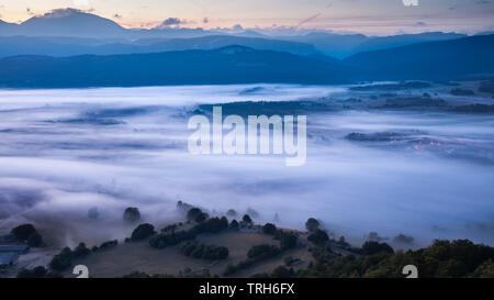 Nebel liegt auf der Hochebene des Vercors im Morgengrauen aus dem Col de Chaux oben Vassieux, Drôme, Frankreich Stockfoto