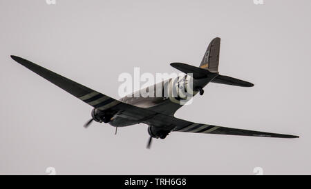 Eastbourne, Beachy Head, UK. 5. Juni 2019. Eine große Anzahl von Dakota DC-3-Flugzeuge, die auf der ganzen Welt früh versammelt hatten ihre Reise von Duxford Flughafen Cambridgeshire zu Frankreich den 75. Jahrestag des D-Day zu gedenken. An Bord einer Reihe von die Flugzeuge wurden die Überlebenden von der Original D-day Landungen. Als das Flugzeug ging über den Bomber Command Denkmal am Beachy Head die Tausende, die an diesem Südküste Cliff versammelt hatten leise in Erinnerung fiel auf die, die kämpften und starben zu befreien Europa Stockfoto