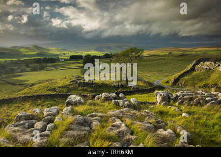 Stürmischen Himmel über Winskill und Ribblesdale mit Pen-y-Gent in Wolken gehüllt, Yorkshire Dales National Park, England, Großbritannien Stockfoto