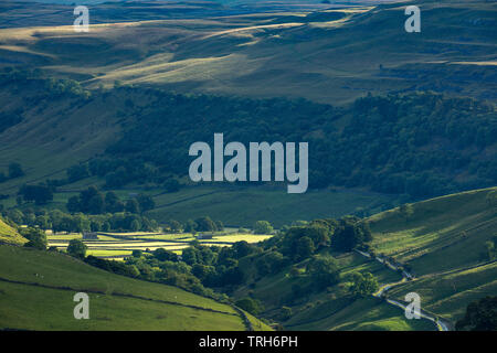 Dappled Licht auf Wharfedale, Kettlewell, Yorkshire Dales National Park, England, Großbritannien Stockfoto