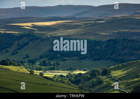 Dappled Licht auf Wharfedale, Kettlewell, Yorkshire Dales National Park, England, Großbritannien Stockfoto