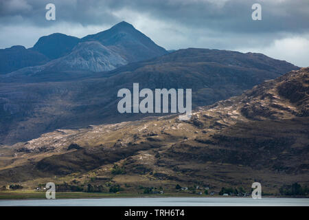 Häuser am Annat am oberen Loch Torridon von beinn Liath Mhor, Wester Ross, Schottland, UK in den Schatten gestellt Stockfoto