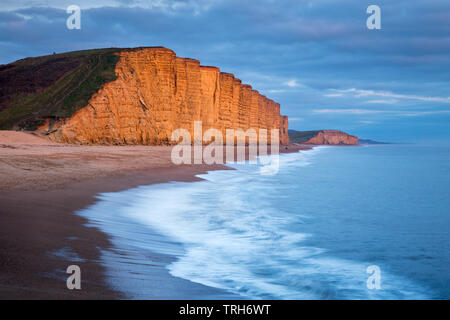 Die Wellen auf den Strand unter Osten Klippen, West Bay, Jurassic Coast, Dorset, England, Großbritannien, Stockfoto