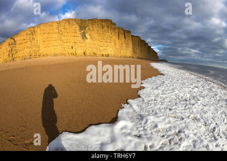 Die Wellen auf den Strand unter Osten Klippen, West Bay, Jurassic Coast, Dorset, England, Großbritannien, Stockfoto