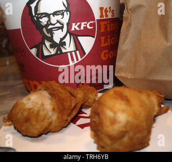 KFC Schnäppchen eimer Verpackung mit zwei original Rezept Huhn Teile Stockfoto