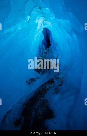 Eishöhle unter dem Eis der Matanuska Gletscher in Alaska. Engen Tunnel mit blauem Licht leuchten in durch dick Gletschereis. Stockfoto