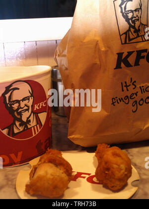 KFC Schnäppchen eimer Verpackung mit zwei original Rezept Huhn Teile Stockfoto