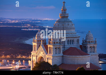 Santuário de Santa Luzia und die Küste in der Abenddämmerung, Viana do Costelo, Norte, Portugal Stockfoto