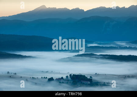 Nebel lag auf den Vercors Plateau in der Morgendämmerung aus dem Col de Chaux oben Vassieux, Drôme, Frankreich Stockfoto