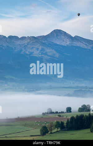 Ein Ballon schweben über dem Nebel liegen auf dem Vercors Plateau in der Nähe von Villard de Lans, Rhone Alpes, Frankreich Stockfoto