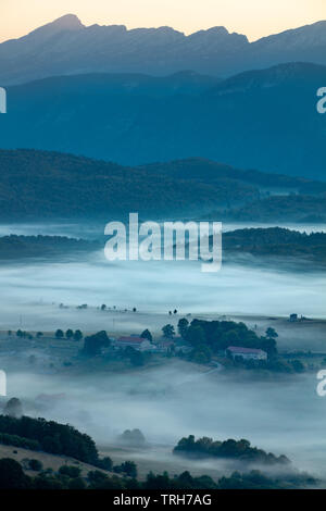 Nebel liegt auf der Hochebene des Vercors im Morgengrauen von oben Vassieux, Drôme, Frankreich Stockfoto