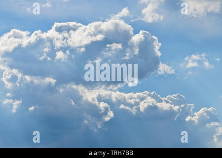 Finger Gottes durch geschwollene Wolken über St. Louis Forest Park im Frühling. Stockfoto