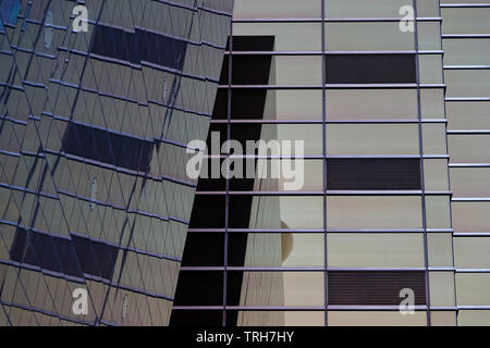 Tokio, Japan, 11. Mai 2019: Archiectural Detail einer großen Wand aus Glas in der Asahi Beer Hall in Tokio. Stockfoto