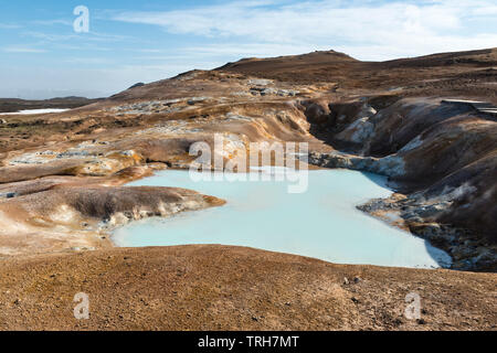 Die leirhnjúkur geothermische Gebiet, in der Nähe von Mývatn in NE Island. Eine vulkanische Pool blau gefärbt durch Kieselsäure Einlagen Stockfoto