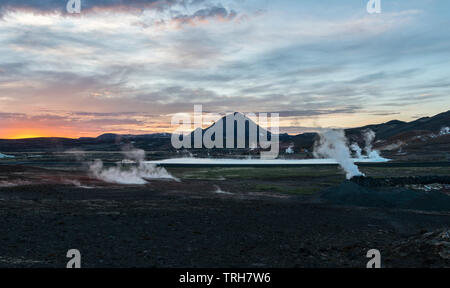 Der Blaue See in Reykjahlíð, in der Nähe des Sees Myvatn, Island. Kieselgel-reiches, beheiztes Wasser, das aus einer geothermischen Anlage in dieser aktiven vulkanischen Zone abfliessend ist Stockfoto