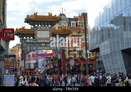 London, Großbritannien, 14. Juni 2018. Chinatown, der historischen Chinesischen Viertel von London. Die Pagode Tor der Zugriff auf die Nachbarschaft ist unmistakabl Stockfoto