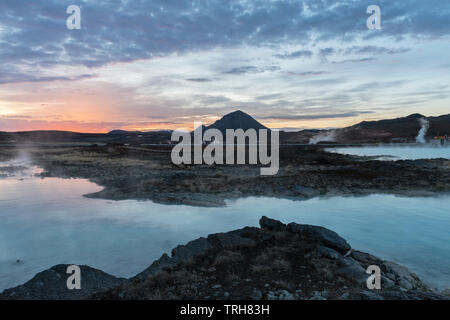 Der Blaue See in Reykjahlíð, in der Nähe des Sees Myvatn, Island. Kieselgel-reiches, beheiztes Wasser, das aus einer geothermischen Anlage in dieser aktiven vulkanischen Zone abfliessend ist Stockfoto