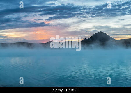 Der Blaue See in Reykjahlíð, in der Nähe des Sees Myvatn, Island. Kieselgel-reiches, beheiztes Wasser, das aus einer geothermischen Anlage in dieser aktiven vulkanischen Zone abfliessend ist Stockfoto